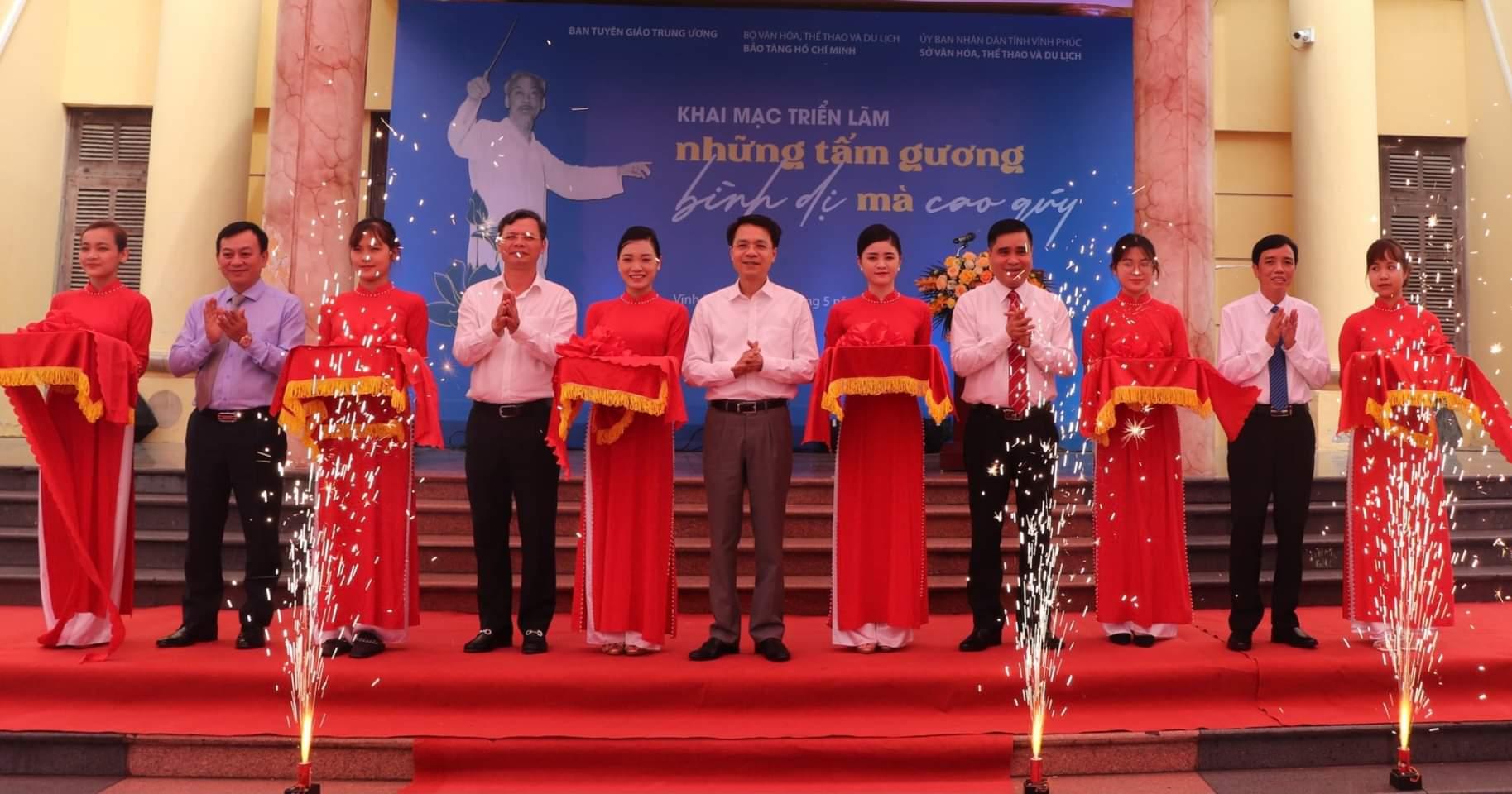 TRƯNG BÀY 250 BÀI VIẾT, HIỆN VẬT VỀ 